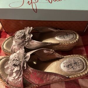 Life Stride silver Wedge Sandals with flower- size 7 - 20% discount off 2 items!
